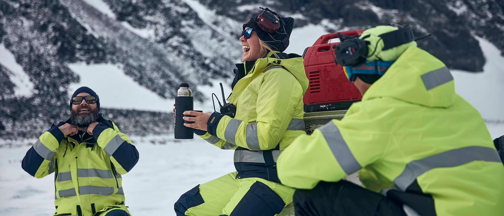 highvis_winter_happy_1680x720-jpg